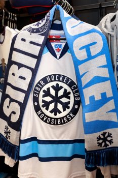 В магазине спортивной одежды появились именные свитера игроков ХК «Сибирь»